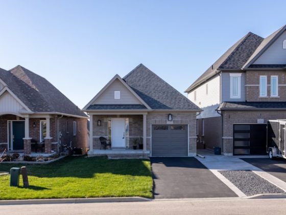 Garagedeuren met loopdeur: wel of niet doen?